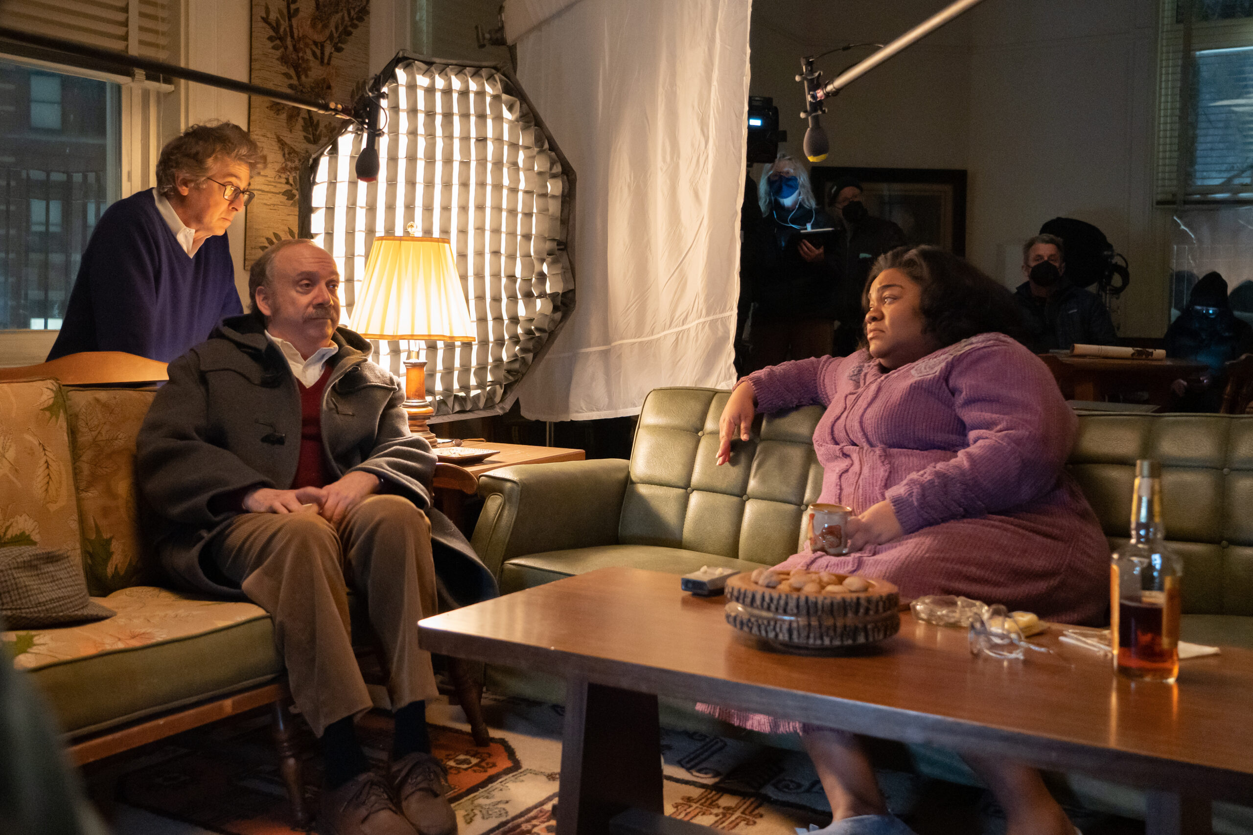 HO_00837_R (l-r.) Director Alexander Payne and actors Paul Giamatti and Da’Vine Joy Randolph on the set of their film THE HOLDOVERS, a Focus Features release.Credit: Seacia Pavao / © 2023 FOCUS FEATURES LLC